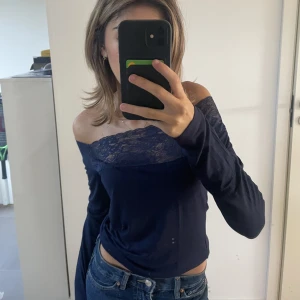 Långärmad topp - Långärmad mörkblå tröja som är figurnära samt båtringad/offshoulder💕💕jättetrendig och super bekväm material! Säljer då den är lite stor på mig