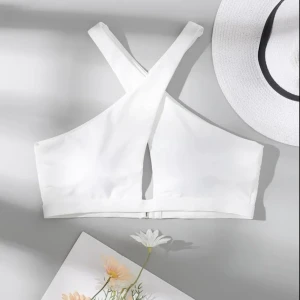 Vit bikinitopp - Criss cross bikinitopp, går även att använda som vanlig topp ifall man skulle vela det:)  Aldrig använt pga för stor för mig, bilder lånade. Originalpris: 90kr 