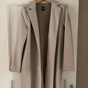 Säljer min kappa som är i storlek M från zara. Är 172 cm lång. 300kr inklusive frakt. 