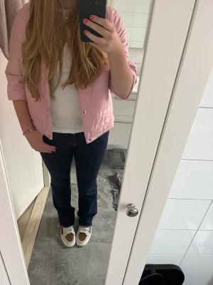 Jacka - Jättesnygg trekvartsärmad jacka, perfekt nu till hösten och vintern med en snygg stickad tröja eller blus under🪩Den har ett litet märke vid kragen men inget som man tänker på🩷Det är storlek S men passar även en M.