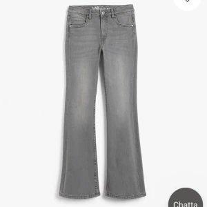 Gråa midwaist jeans - Jättesnygga midwaist jeans från Kappahl barnavdelningen. St 164 men passar större då dem är lite stretchiga. Använda 1 gång. Slut i nästan alla st utom 134 och 142