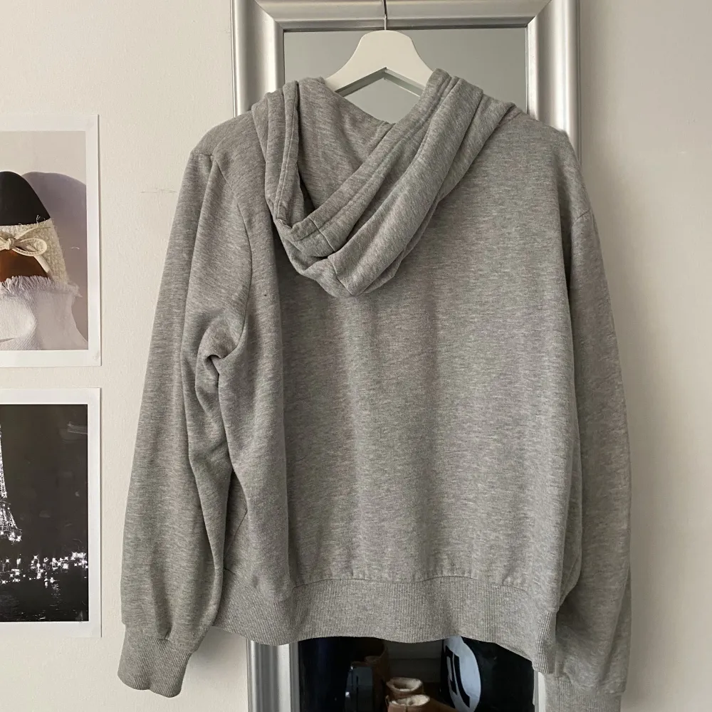 Grå zip hoodie från H&M 🤍 rätt använd, storlek L men skulle säga att den är M ✨ 100kr exklusive frakt . Hoodies.