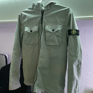 Stone island - Säljer nu min stone island jacka. Väldigt bra skick, 9/10. Det är en tunnare jacka i storlek 170 men känns som en xs i herr. 