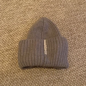 Stella McCartney mössa - Säljer min super fina och äkta Stella McCartney mössa för att den inte kommer till användning längre💗