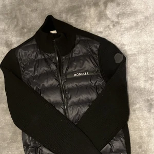Moncler Cardigan  - Storleken är 164cm skulle säga att den passar perfekt för en 12–14åring Orginal pris är 4999kr mitt pris 3200kr knappast använd