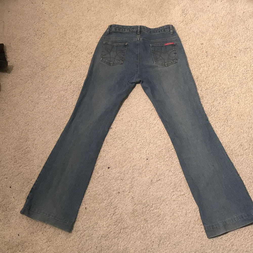  Super fina jeans från ”pink” (helt nya) säljer pågrund av att dom är försmå och har tappat bort kvittot, ordinare pris 300kr (skriv gärna om ni har några frågor) byxorna är lågmidjade 💕💕. Jeans & Byxor.