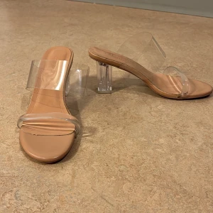 Oanvända klackskor  - Storlek 37, 150kr 