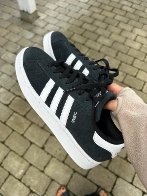 Adidas - Adidas campus, köpt fel storlek använda utomhus en gång. Storlek 38 2/3.