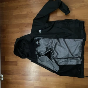 Northface Quest Jacket Hero - Tjena, säljer min Northace jacka som är perfekt till hösten och våren eftersom den är vattentät och håller värmen riktigt duktigt. Den är i det bästa möjliga skicket. Nypris 1.2k.  jackan sitter lite tajt på mig som är 1,86 m 