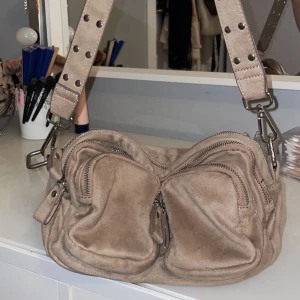 Väska gina - Biege väska från Gina med många fack och rymmer ALLT!