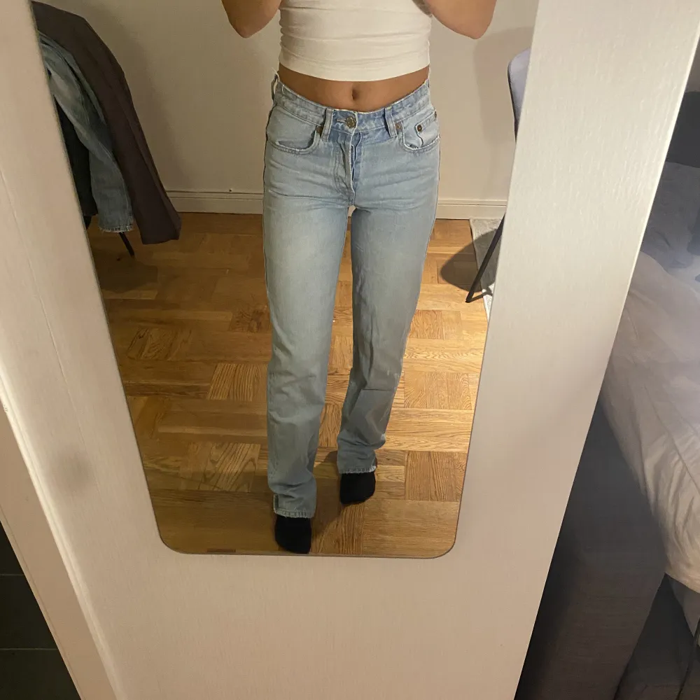 Ljusblå raka Mid Rise jeans zara 34. Jeans & Byxor.