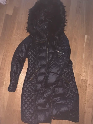 Vinterjacka rockandblue - Storlek 38 Inge att anmärka på dragkjedorna funkar klockrent Använd 1 halv säsong (gravid)  Och nu söker ja liknande fast en storlek större.