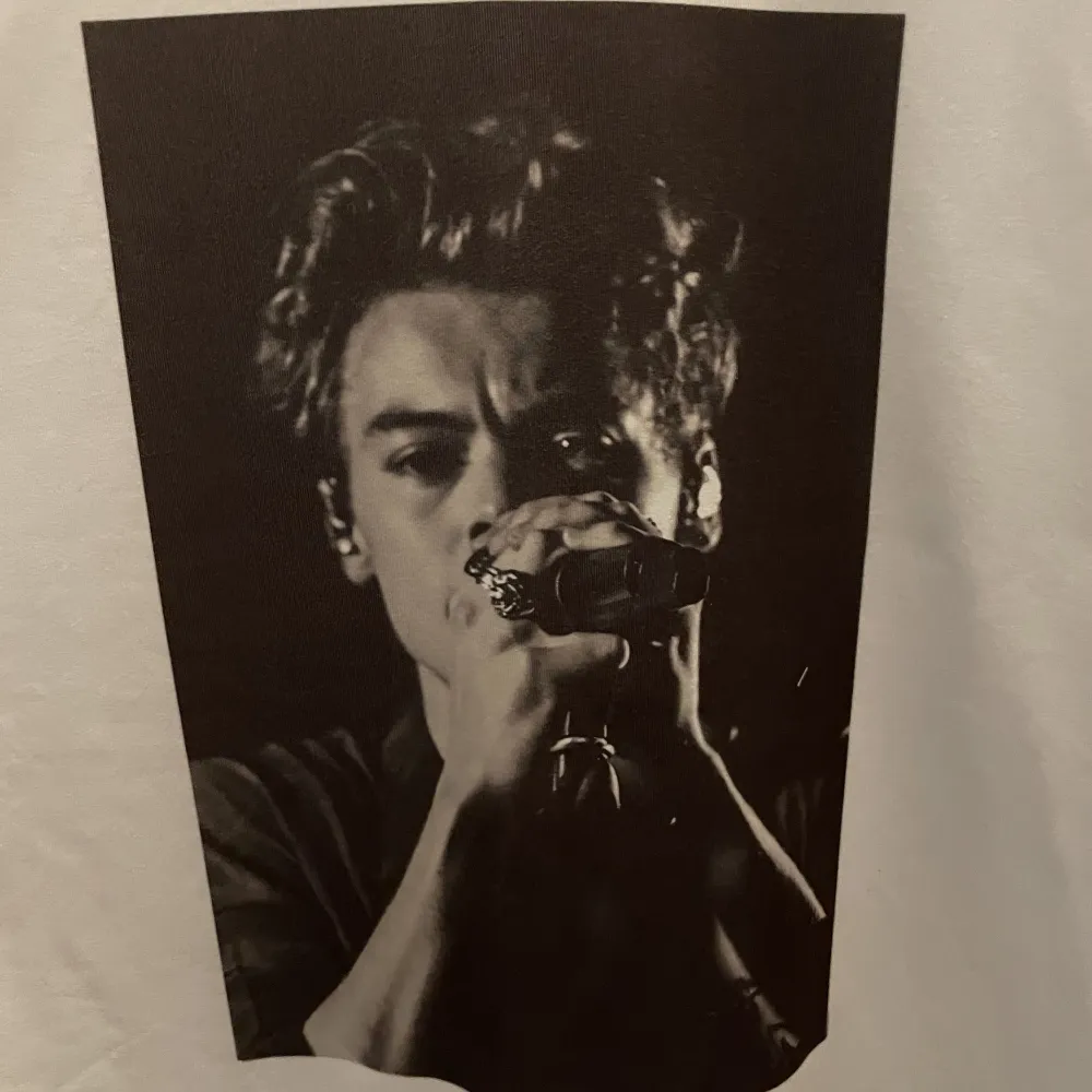 en jätteskön vit t-shirt med en fin bild på Harry Styles, passar en S-M beroende på önskad fit, aldrig använd, endast testad, skriv privat för frågor/flera bilder 💞. T-shirts.
