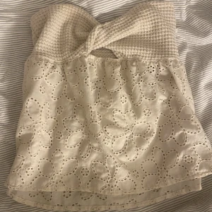 Topp från Shein! - säljer en jätte gullig och snygg topp från shein! Endast använd 2 gånger, ny pris 100kr säljer den för ca 65 kr kan sänka priset också!🤍