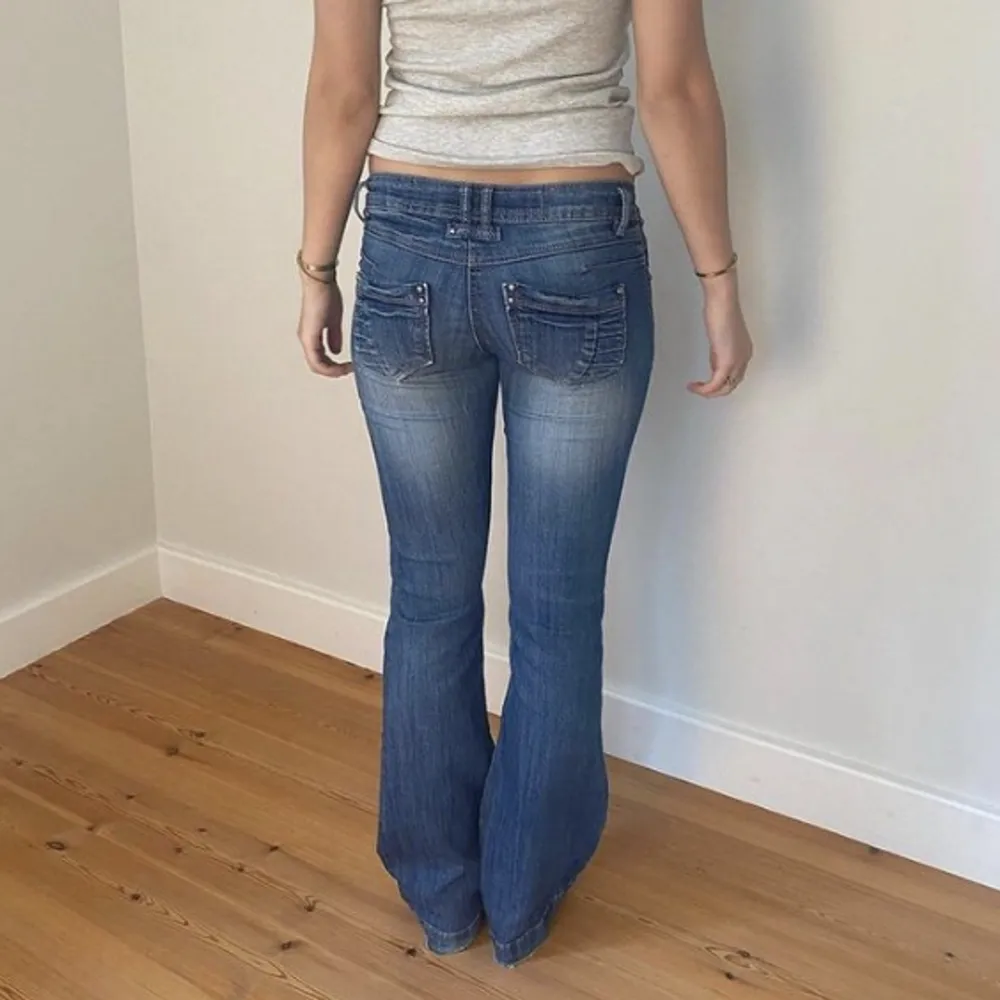 Ass snygga lågmidjade jeans!!💋💋 Midjemått (rätt över) 38cm, innerbenslängd 78cm🥰 Tjejen på bilden är 170cm. Köpta för 790💕. Jeans & Byxor.