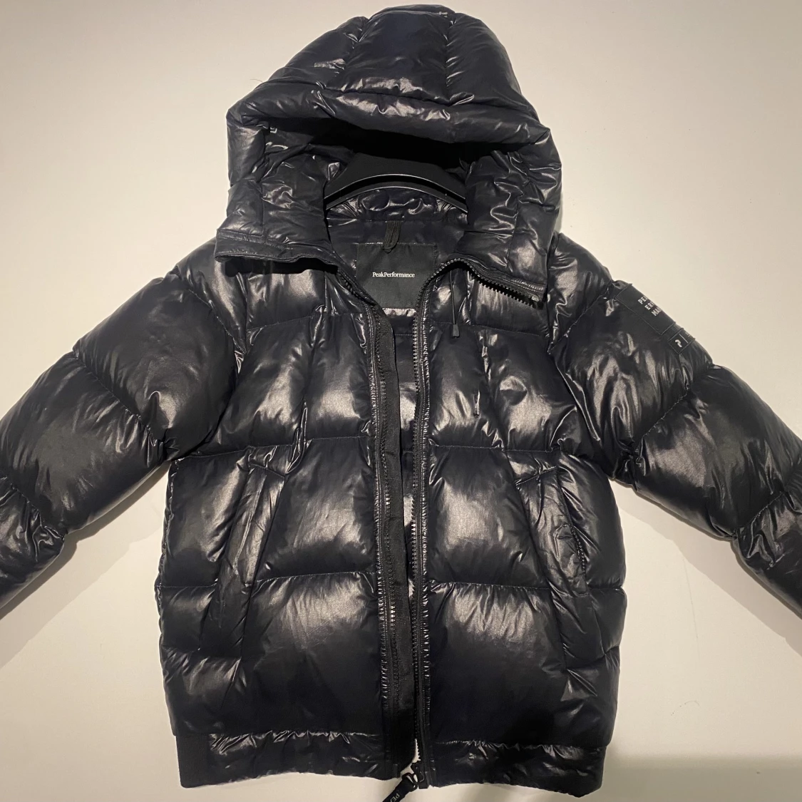 Svart glansig dunjacka Peak Performance - 90