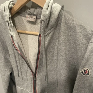 Moncler zip hoodie - Säljer nu min as feta moncler zip hoodie! Skicket är 9/10, väldigt sparsamt använd. Den är i storlek L men passar även M. Tveka inte att kontakta mig vid frågor eller funderingar!!