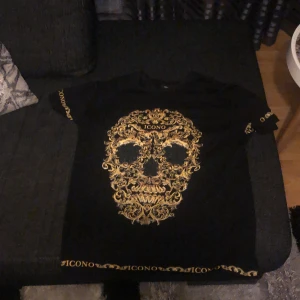 Icono t-shirt - Icono t-shirt lite sönder på backsidan men det syns inte så mycket