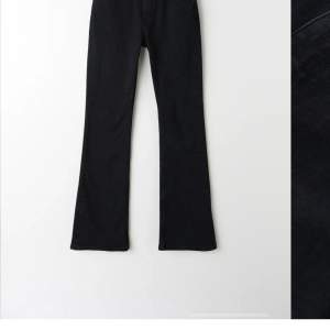 Säljer mina mid waist bootcut jeans eftersom att dom har blivit för små. Dom har ett hål vid knät, därav priset, men inget som märks när man har på sig dom.💘 Nypriset är 499kr. Skriv för fler bilder eller frågor!