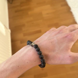 Tissuville Armband  - Armband från ett smyckes märke som heter tissuville ä. Armbandet säljs på deras hemsida för cirka 800kr denna är helt oanvänd 