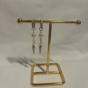 STILSTHLM  - Fina örhängen väldigt liknande 087 fast i silver. Köp för 129kr/st Eller  229kr/paret. Modell 109 Smyckes ställningen finns även att köpa för 299kr!