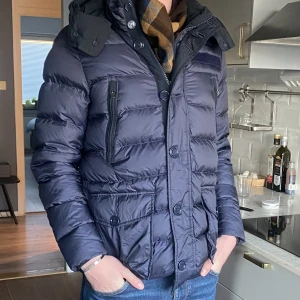 Woolrich vår/vinterjacka - Trendig vinter/vårjacka. Den är väldigt varm och funkar skitbra på vintern, snygg och skön passform, väldigt snygga detaljer. Skriv i dm för fler bilder och pris kan diskuteras!😄 Ny pris 5650kr