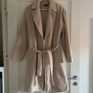 Kappa - Kappa från Zalando i storlek 34. Använd fåtal gånger. Säljer då den inte kommer till användning 