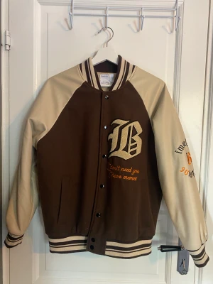 Ny jacka  - Aldrig använd, super snygg!