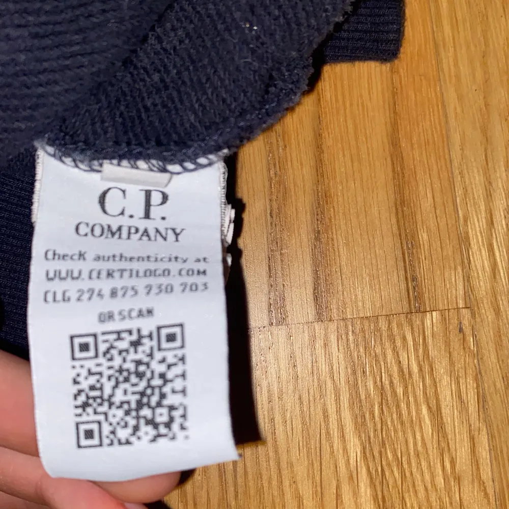 Cp company sweatshirt i riktigt bra skick och sälja därför till ett bra pris då jag köpte den för 1600 på deras hemsida . Tröjor & Koftor.