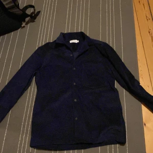 Mörkblå skjorta/Jacka - Mörkblå skjorta, rätt tjock
