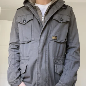 G-star Field jacka - En otroligt fin Field jacka ifrån G-star som är i topp skick utan defekter, färgen grå, storlek M, passar folk över 180cm! Frågor eller funderingar är det bara att höra av sig!