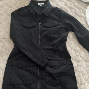 Mini Denim dress  - En svart mini denim dress från femmeluxe använd 1 gång och är bra skick, strechigt material, skriv om ni önskar fler bilder