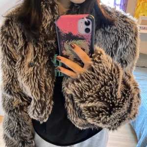 Pälsjacka - Gosig varm jacka gjord av fuskpäls. Har knappar att stänga med. Använd ett fåtal gånger, skriv för fler bilder.