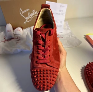 Louboutin - Säljer mina röda loubs. Skick 9,5/10 knappt använda. Storlek 42 men passar 43. Alla tillbehör följer med inklusive kvitto. Pris kan diskuteras. Även öppen för byten