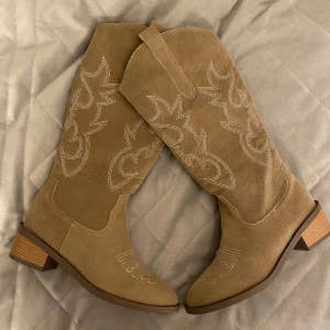 Cowboy Boots - Säljer dessa superfina cowboy boots! Skick: 10/10 då jag endast använt dem en gång så de är så gott som nya! 