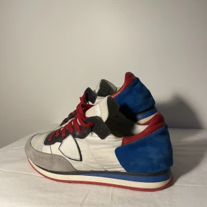 Philippe Model Skor - Philippe Model sneakers - storlek 43 - skorna är i jätte fint skick men tecken på användning finns - vid frågor eller funderingar är det bara att skriva!