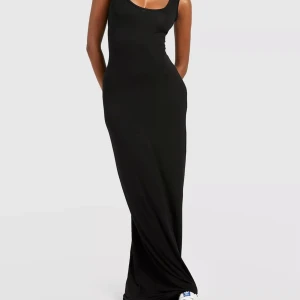 En svart maxi klänning  - En svart maxi klänning som är helt ny. Har du frågor kontakta mig gärna ☺️