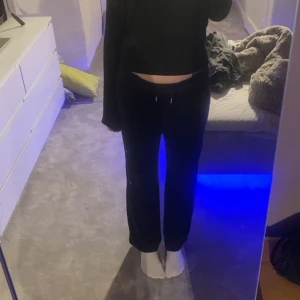 Juciy byxor  - Säljer mina juciy couture byxor pga att dom är för stora för mig, mörkblåa i ganska bra skick men dock har jag själv sytt dom lågmidjade men det är inget som syns mycket storlek l men skulle även passa m
