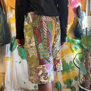 Roliga shorts - Sköna shorts, antagligen sydda av en privatperson. Köpta secondhand men sparsamt använda. Resor finns i midjan så de kan passa vem som helst!