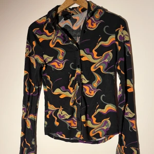 Skjorta i retro stil! - Säljer denna coola och ovanliga skjorta från h/m! Skicket är bra och storleken är s! Köpare står för frakt men kan mötas i Stockholm!