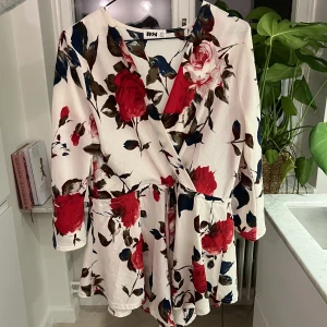 Byxdress - Byxdress från DM retro i ett mycket fint skick. Använd 1 gång, därav inget att anmärka på!💛