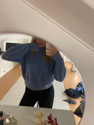 &OtherStories stickad tröja  - Storlek S💓💓💓 Såå fin turtleneck tröja i såå fint skick, nästan aldrig använd!