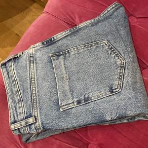 Supersnygga jeans från Zara, använda 4-5 gånger. Kramar om midjan fint och  och lösare vid benen. Slits på insidan av båda byxbenen och riktigt bra stretch, medium high wasted i storlek 34/XS