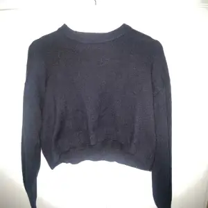 En jätteskön stickad tröja från Vero Moda👌 Den är lite croppad men jättesnygg med linne under och ett par jeans!😍 perfekt nu till vintern också! säljer p.g.a att jag behöver pengar🥲