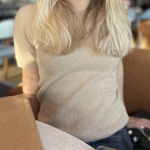 Soft goat stickad  - Stickad soft goat tröja. Den har troligtvis blivit lite för varmt tvättat, skulle inte påstår att den har krympt, då den sitter rätt och snyggt. 