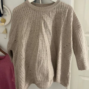 Trekvartsärmad tröja  - Jättegullig tröja köpt second hand. Vet tyvärr inte vilket märke det orginalt är eller vilken storlek då lappen är borta . 💗