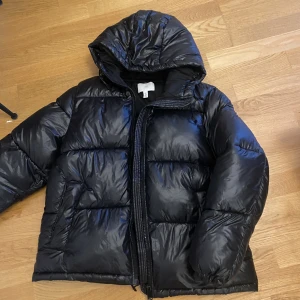 vinterjacka från hm - säljer denna vinterjacka från hm i jätte bra skick ❤️