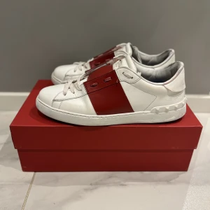 Valentino skor - Riktigt schyssta Valentino skor som är i ett bra skick. Använts sparsamt. Og dustbags låda osv  kommer me. Kom dm för fler frågor och bilder! Og innersula e tyvärr borttappad dock!