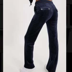 Fina juicy byxor - Säljer/ byter på mina jättefina mörkblå juicy couture byxor. Jag letar efter ett par i xxs och byter/ säljer darför mina. De är sparsamt andvända och bra skick. Byter även till olika färger i xxs. Hör gärna av dig vid frågor. 🤍🤍 Ordinarie pris 1200kr