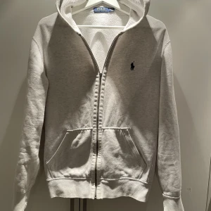 Ralph lauren - Säljer min Ralph lauren hoodie som är i befintligt skick.